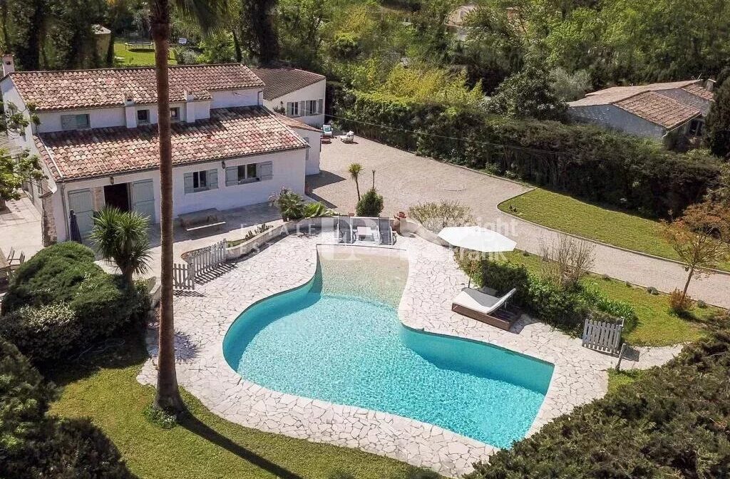 OPIO – En perfekt plassert villa innen gangavstand fra butikker og skoler