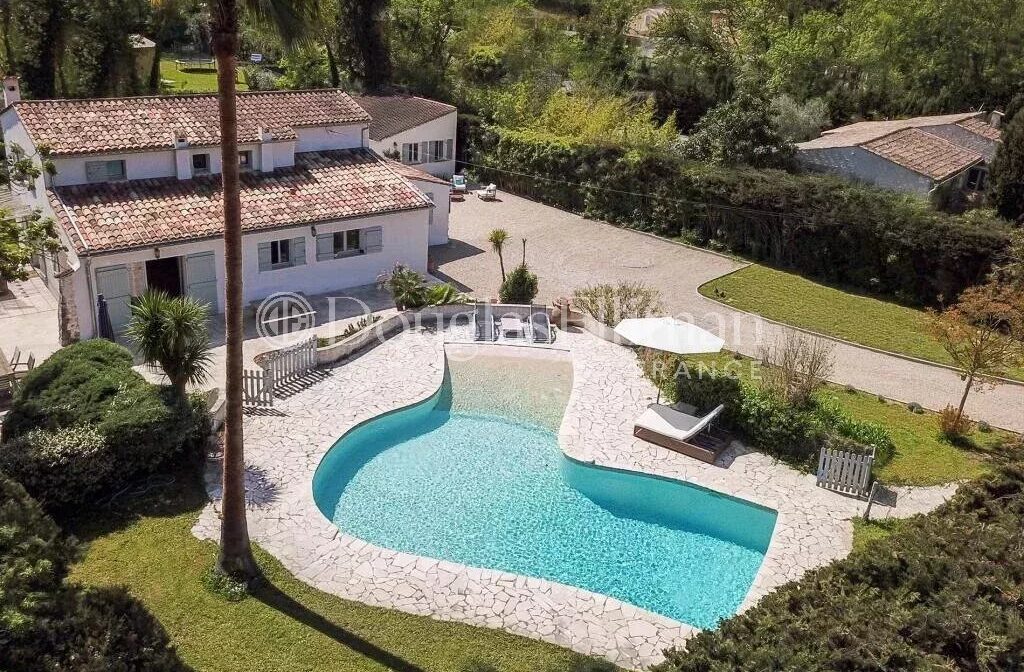 OPIO – A perfectly located villa within walking distance to the shops and schools
