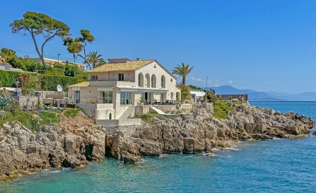 CAP D’ANTIBES – Villa moderne en bord de mer
