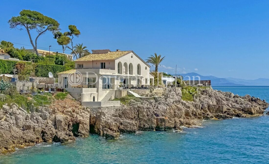 CAP D’ANTIBES – Modern villa by the sea