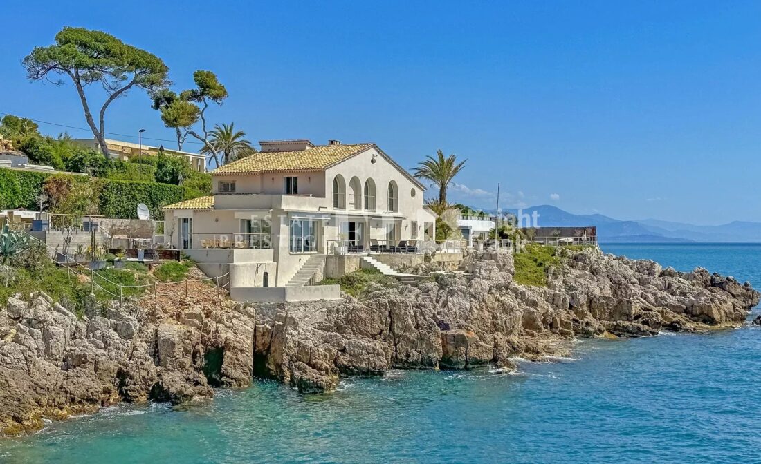 CAP D’ANTIBES – Modern villa by the sea