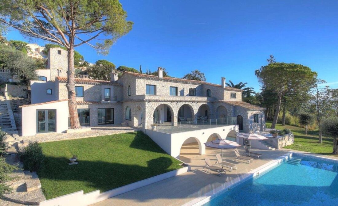 MOUGINS : Superbe Villa en Pierre avec Vue Mer à Deux Pas du Village
