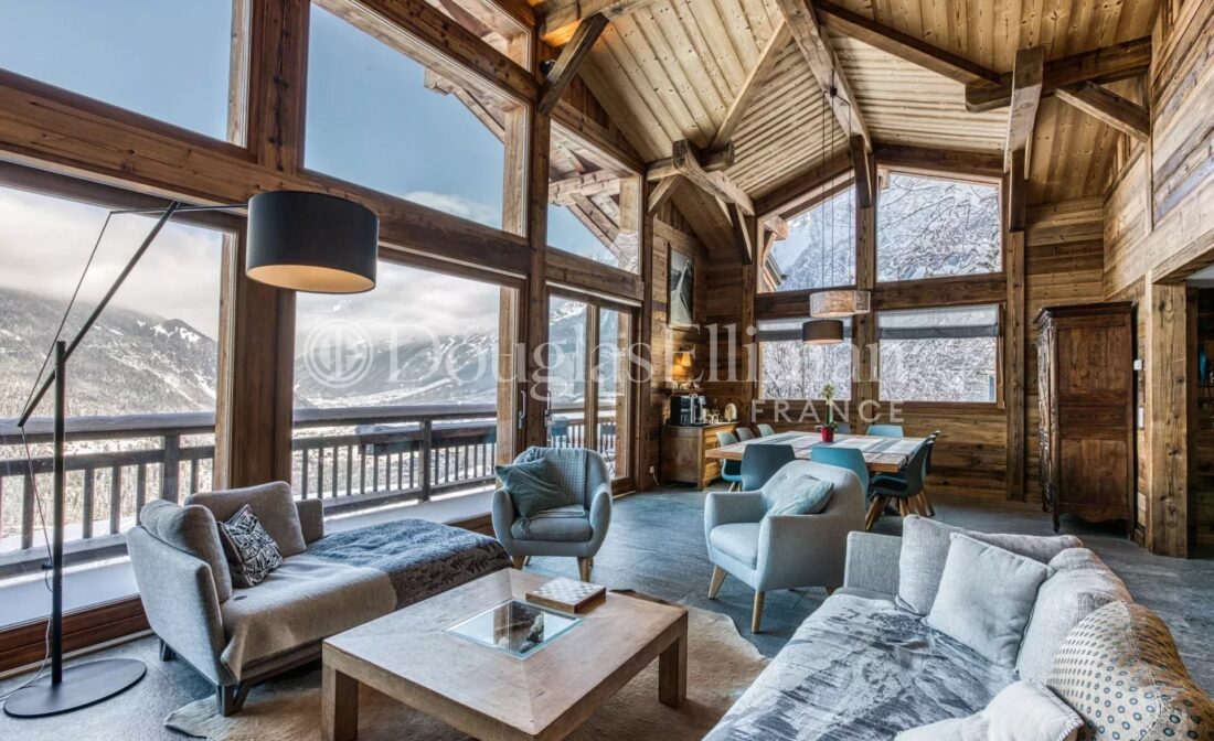 LES HOUCHES – просторное, хорошо построенное шале с 8 спальнями, строительство которого было завершено в 2017 году, расположено на возвышенности.