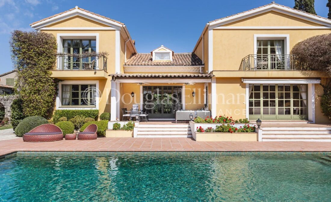 CAP D’ANTIBES – Provencal villa with pool