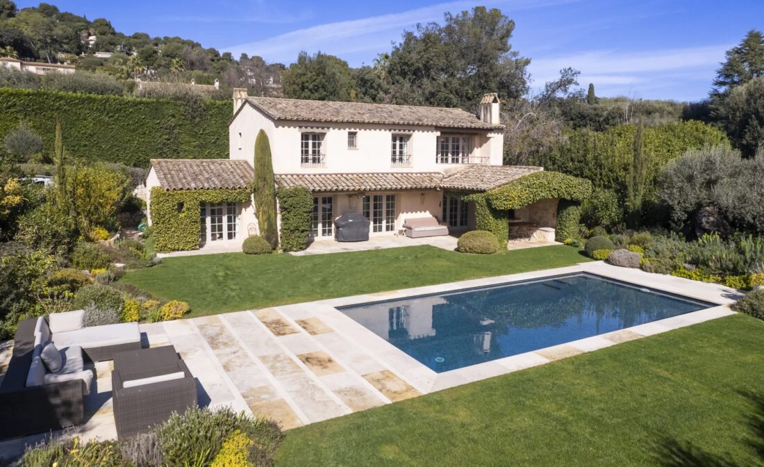LA COLLE-SUR-LOUP – Sjarmerende villa i sikret område nær Saint Paul de Vence