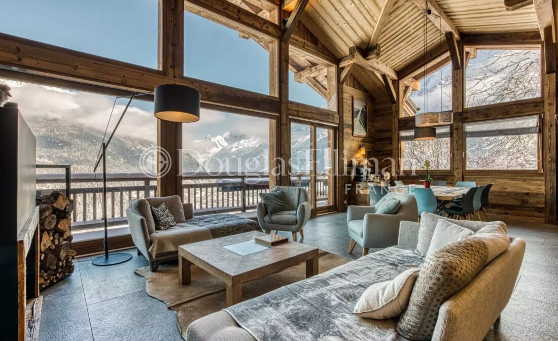 LES HOUCHES – Un chalet spacieux et bien construit, achevé en 2017, avec 8 chambres, situé dans une position surélevée