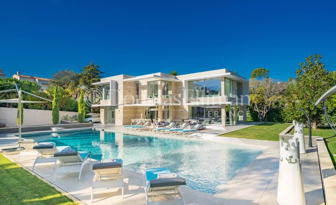 CAP D’ ANTIBES – Exceptional contemporary villa at Cap d’ Antibes