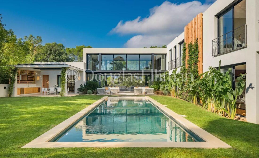 MOUGINS – Splendid new contemporary villa in gated estate