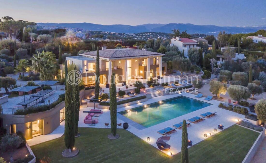 SUPER CANNES – A superb villa with swimming pool and sea view