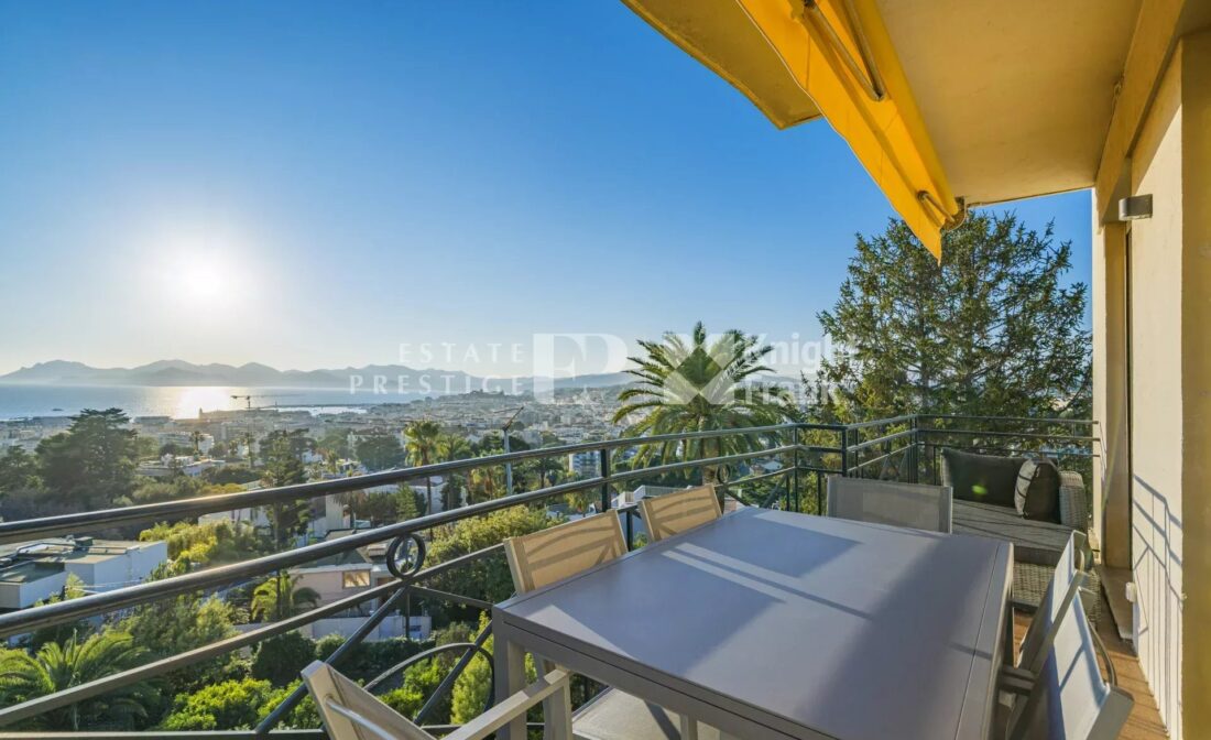 CANNES CALIFORNIE – En fullstendig renovert leilighet med 5 soverom og panoramautsikt over havet.