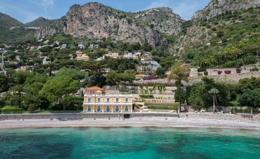 Eze-sur-Mer: Exceptionnelle propriété pieds dans l’eau sur la Côte d’Azur