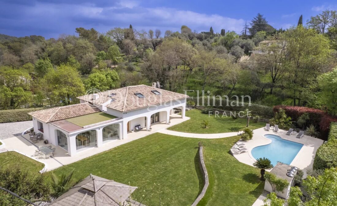 VALBONNE :  Superbe villa à pied du village