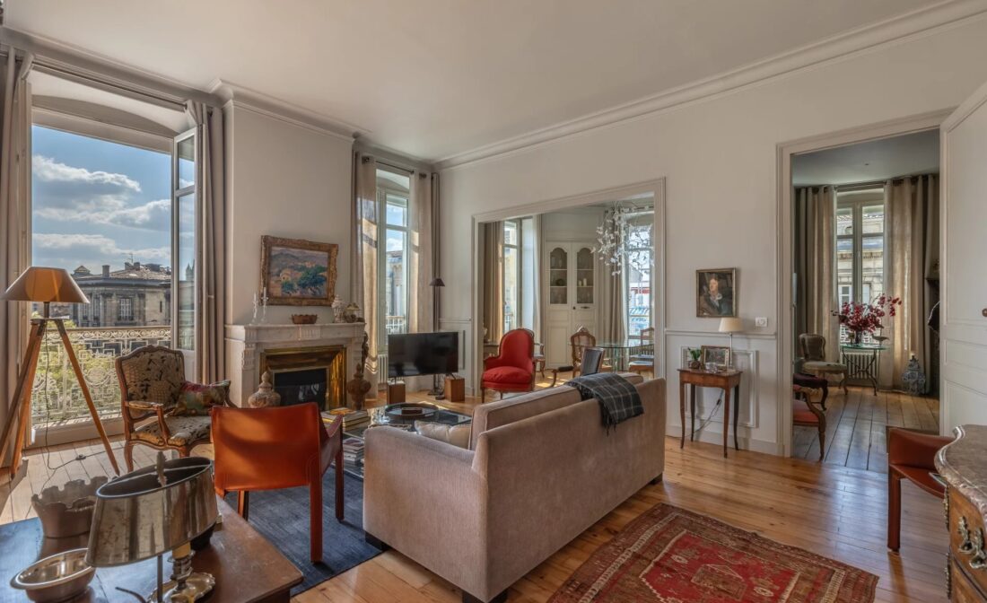 BORDEAUX – CHARTRONS – Exceptional apartment with elevator, balcony, and parking