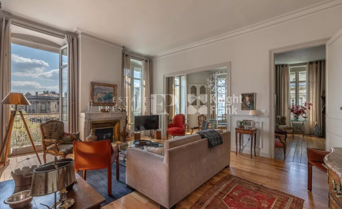BORDEAUX – CHARTRONS – Appartement d’exception avec balcon et parking