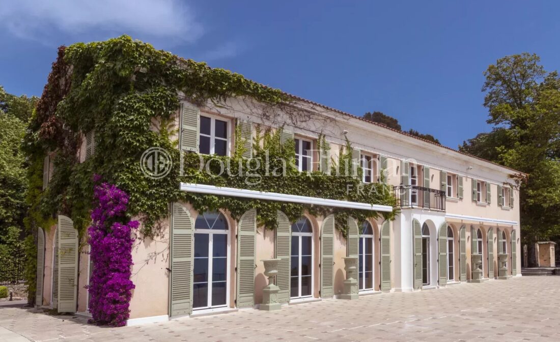 Villefranche-sur-mer: exceptional 3 HA estate with helicopter pad