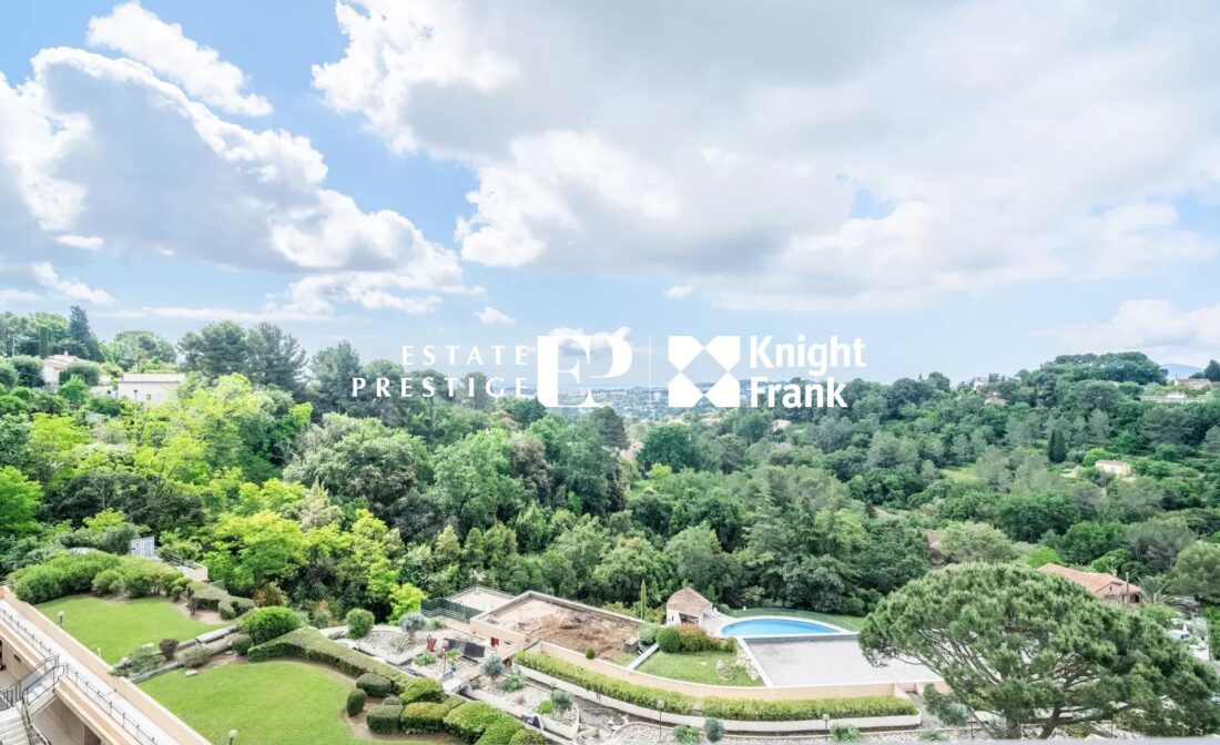 MOUGINS – Un élégant penthouse avec vue panoramique