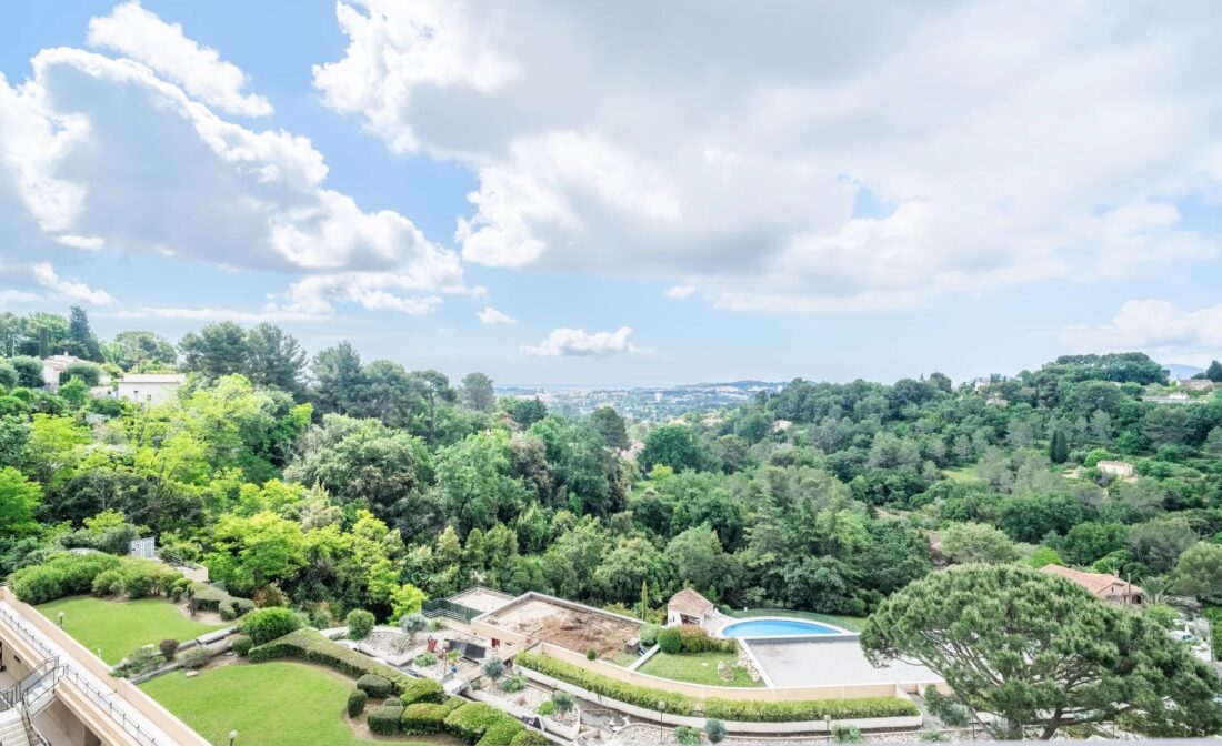 MOUGINS – Un élégant penthouse avec vue panoramique