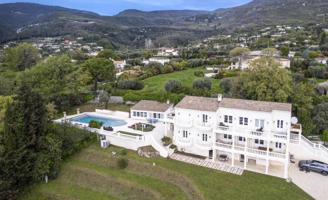 TOURRETTES-SUR-LOUP : Une vaste Villa de prestige avec vue mer panoramique