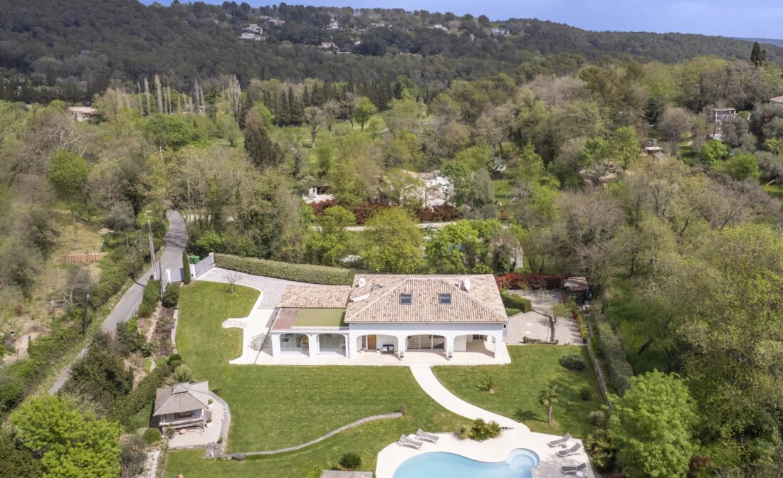 VALBONNE :  Superbe villa à pied du village