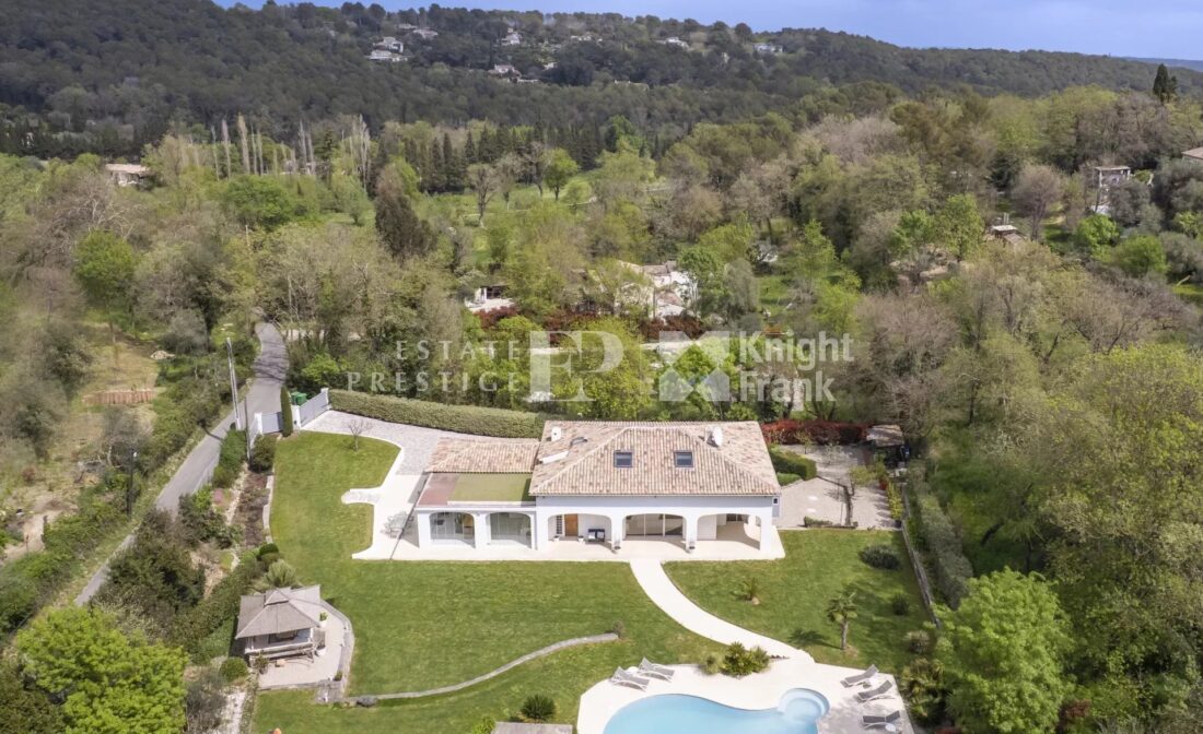 VALBONNE :  Superbe villa à pied du village
