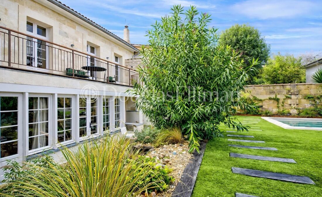 BORDEAUX – Family home with garden and pool in Caudéran