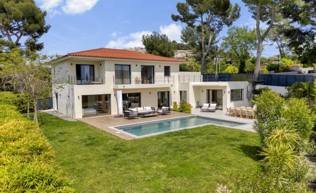 LE CANNET – Beautifully renovated villa with sea view