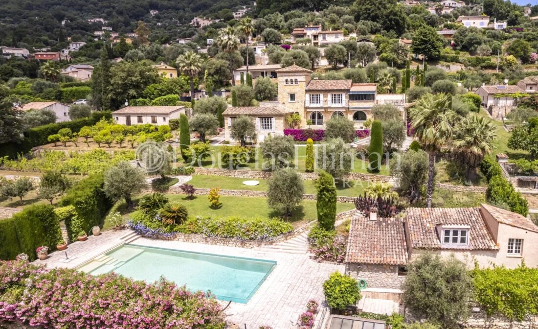 LE BAR-SUR-LOUP : Une Propriété Exceptionnelle en Pierre avec Vue Panoramique, Piscine, Tennis et Jardins Provençaux