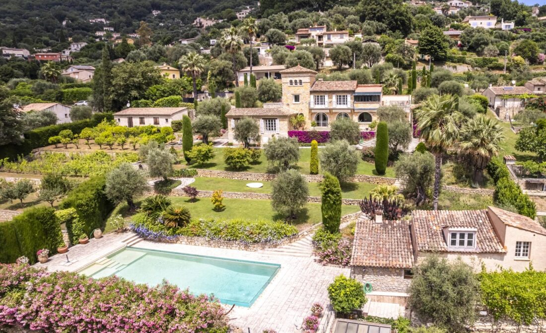 LE BAR-SUR-LOUP : Une Propriété Exceptionnelle en Pierre avec Vue Panoramique, Piscine, Tennis et Jardins Provençaux