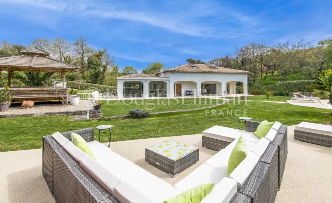 VALBONNE : Villa walking distance to the village