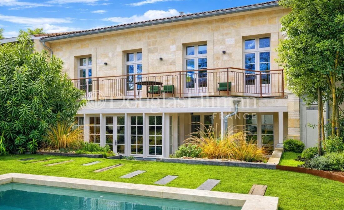 BORDEAUX – Family home with garden and pool in Caudéran