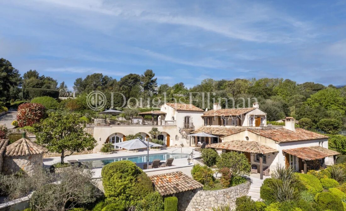 SAINT PAUL DE VENCE : Superbe propriété avec vue mer panoramique à proximité du village