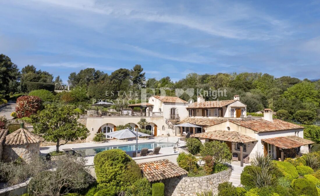 SAINT PAUL DE VENCE :  A Superb property with panoramic sea views close to the village