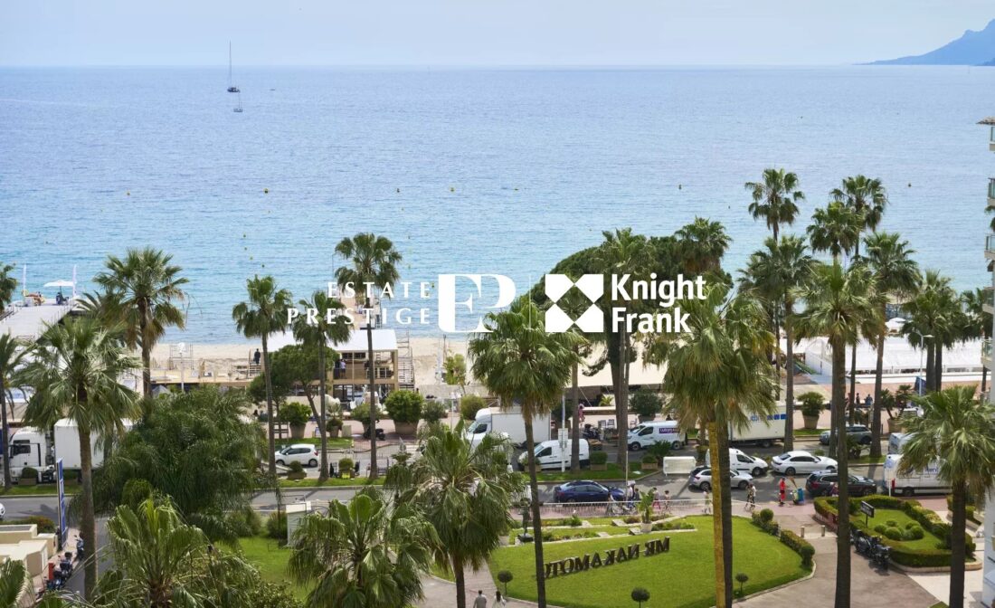 CANNES CROISETTE – Renovated 3-room apartment on a high floor in the Grand Hotel