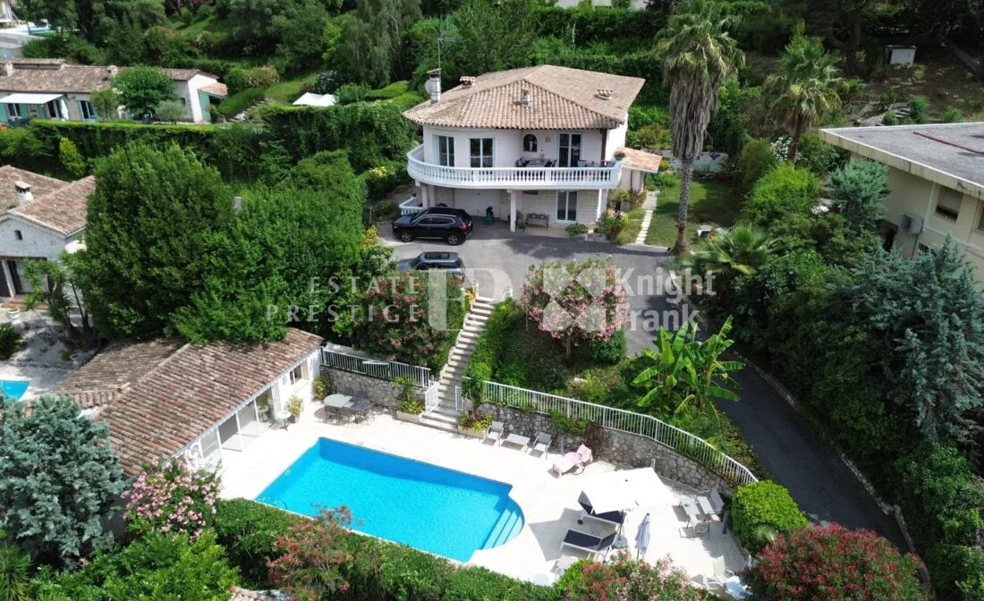 VENCE : A lovely 6 bedroom family villa in a quiet location with open views