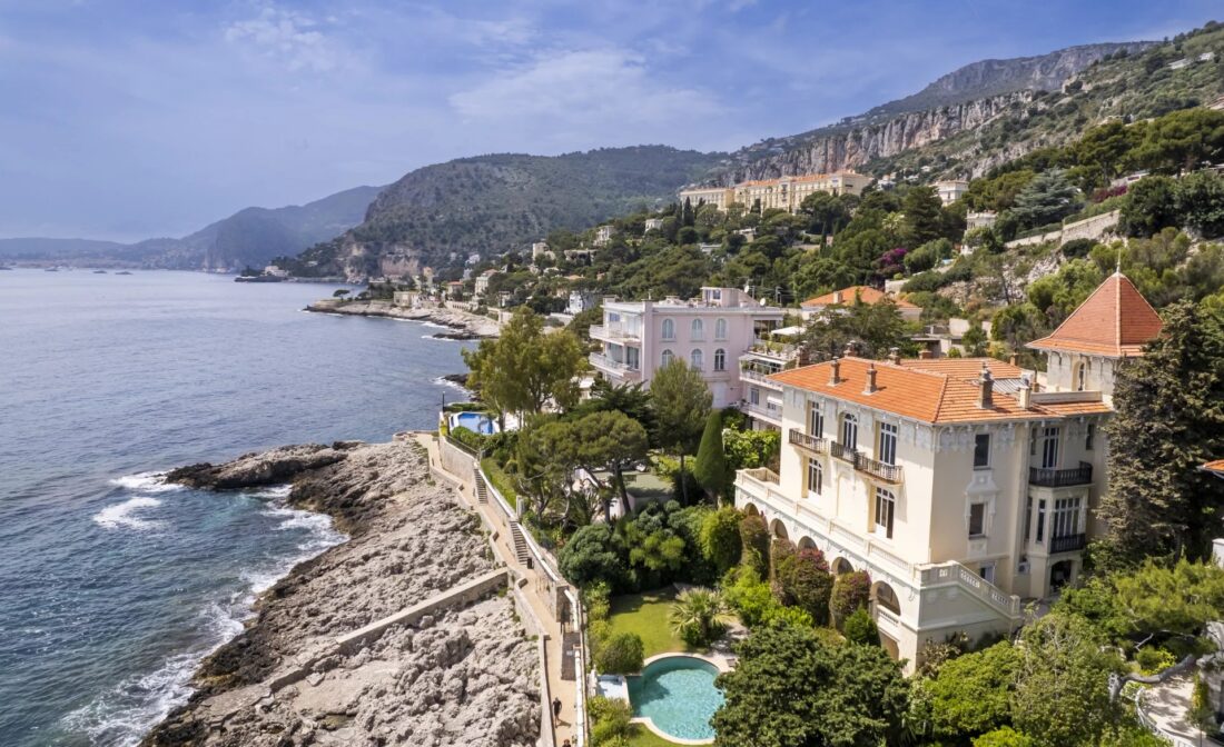 CAP D’AIL – Magnifique villa Belle Epoque pieds dans l’eau