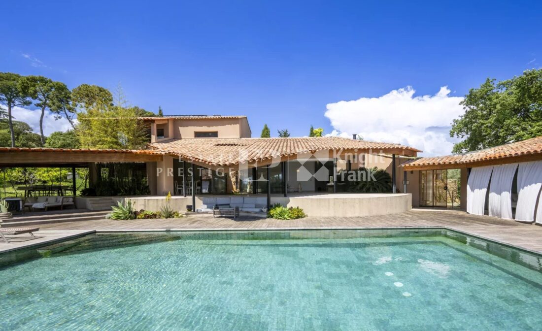 ANTIBES CLOSE TO CANNES – Exceptional property in a private area