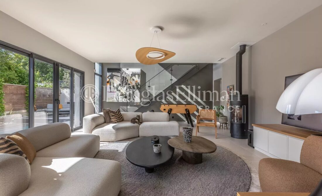 BORDEAUX – BOUSCAT – Beautiful contemporary house – 6 Bedrooms – Swimming pool and Garage