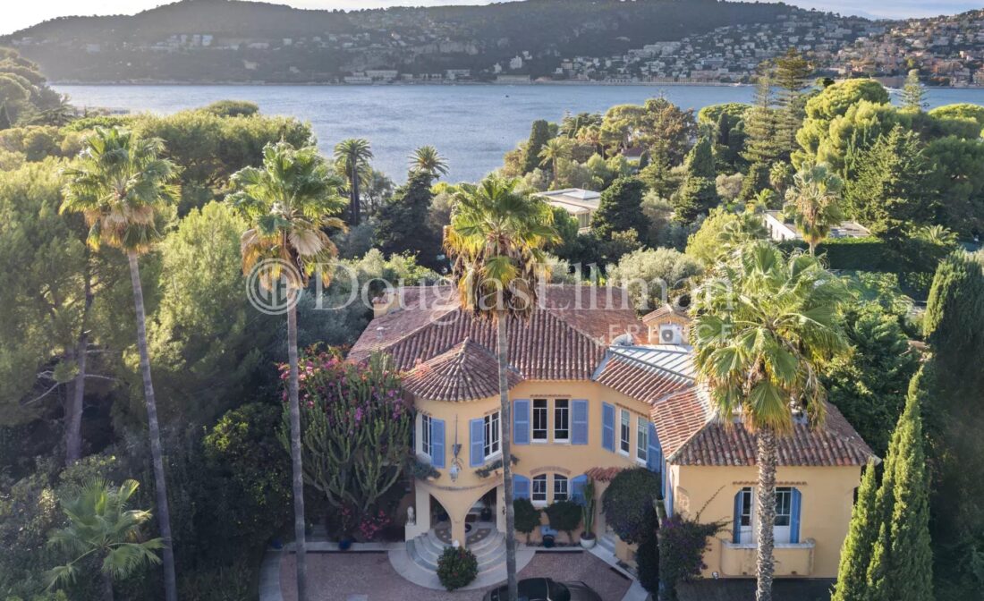 SAINT-JEAN-CAP-FERRAT — En eksepsjonell eiendom bare noen skritt fra stranden