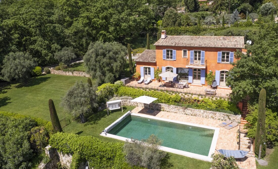 VENCE – Superbe villa de 300m² en parfait état avec vue panoramique mer