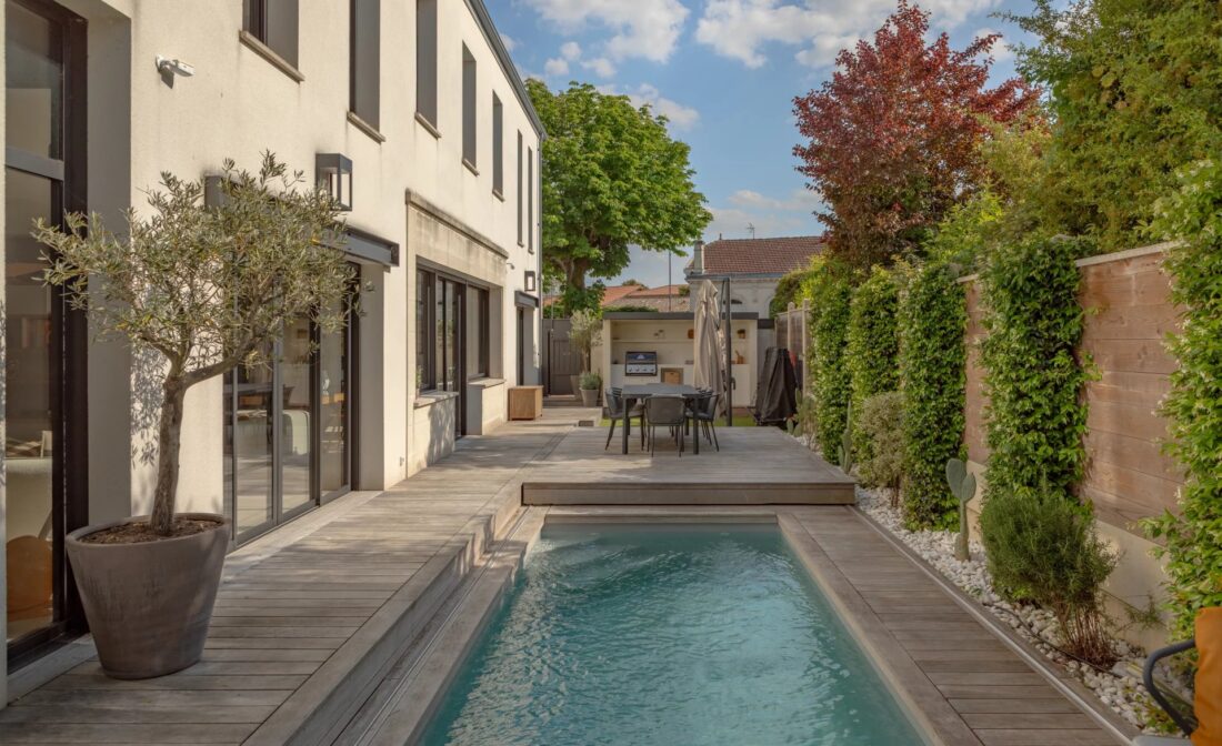 BORDEAUX – BOUSCAT – Beautiful contemporary house – 6 Bedrooms – Swimming pool and Garage