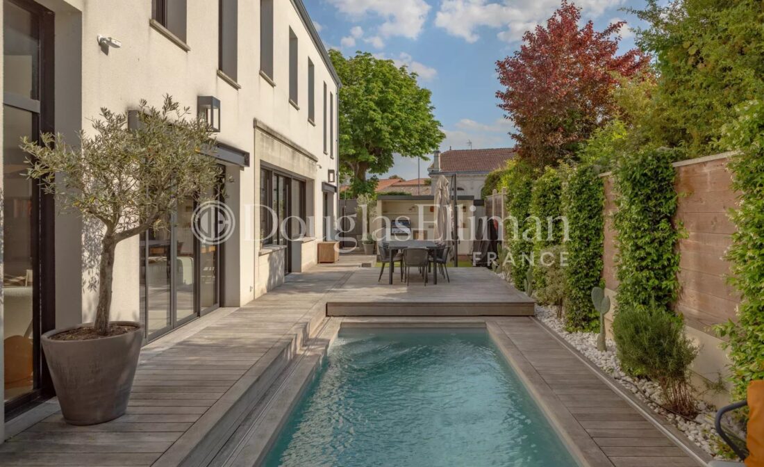 BORDEAUX – BOUSCAT – Belle maison contemporaine – 6 Chambres – Piscine et Garage