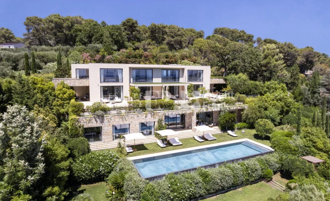 MOUGINS : A stunning luxury villa with sea views