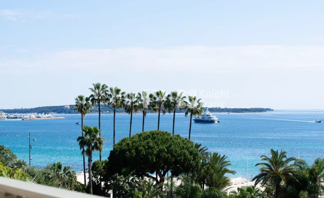 CANNES CROISETTE – Appartement 2 pièces avec vue mer