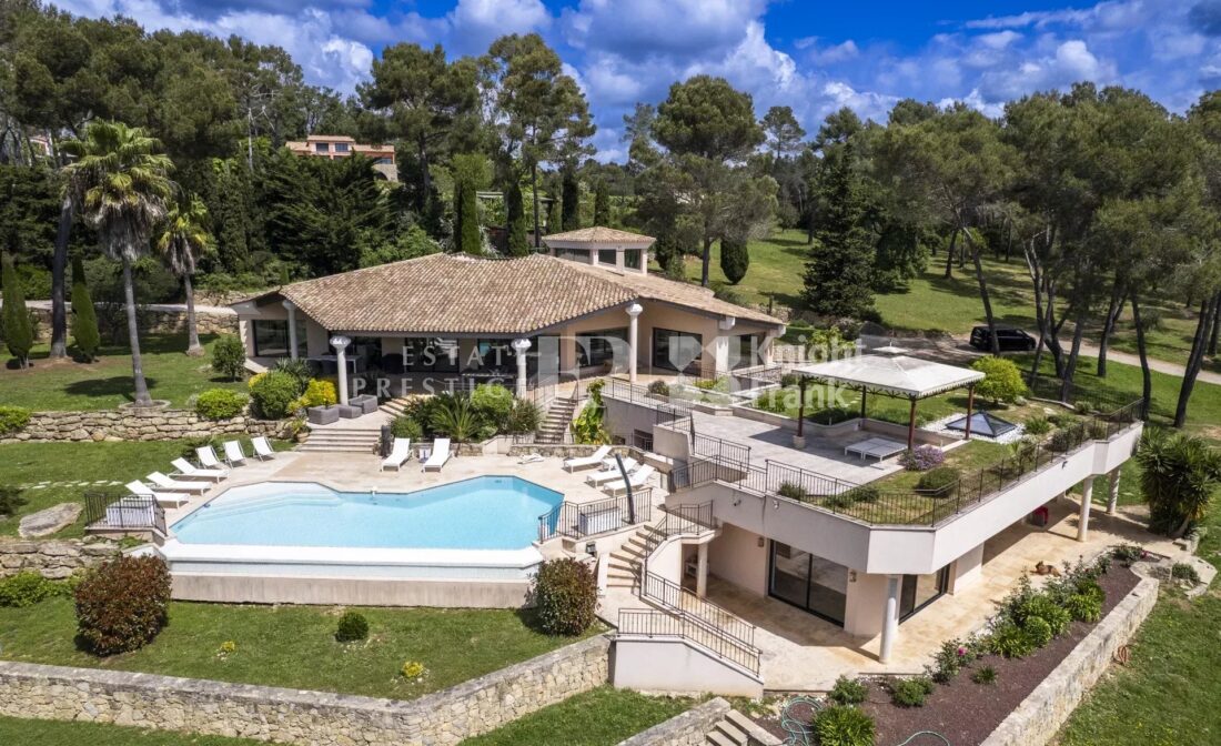 MOUGINS – Prestigious estate with equestrian potential