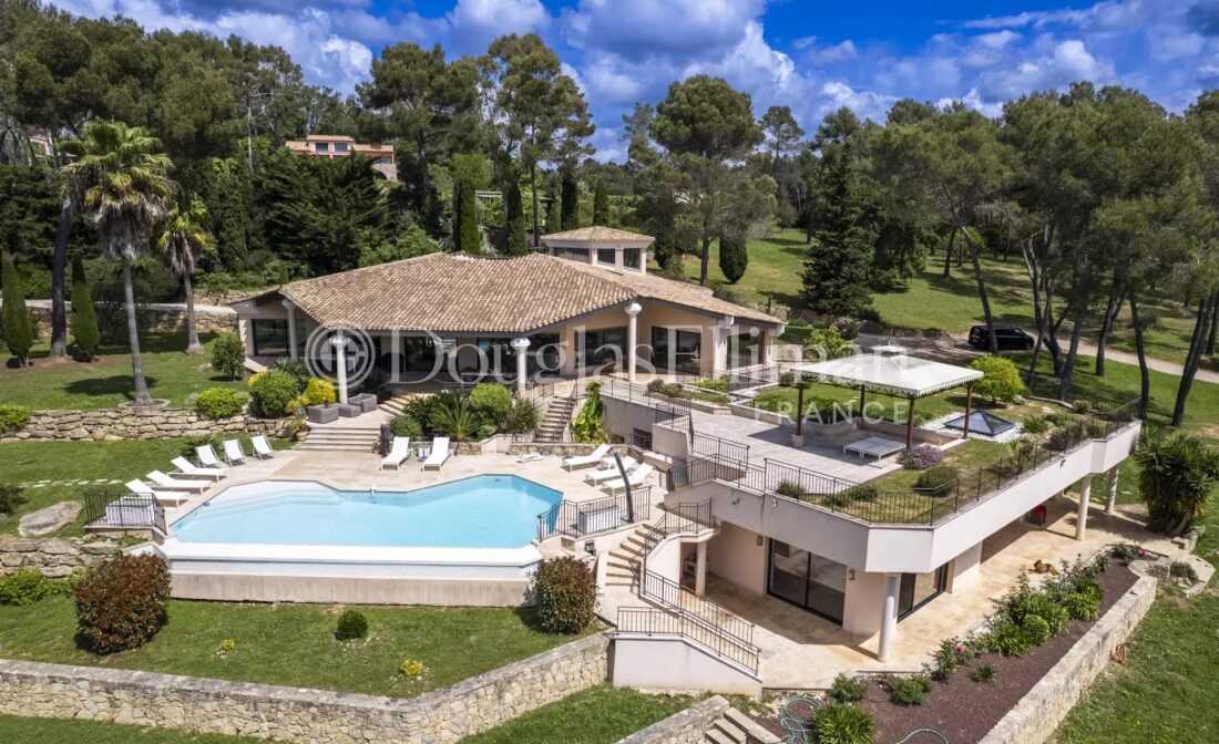 MOUGINS – Prestigious estate with equestrian potential