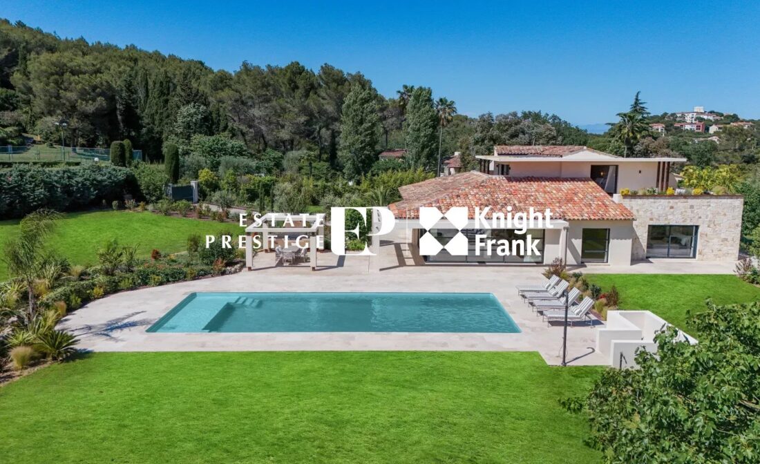 MOUGINS  – Architect-designed villa in a private setting