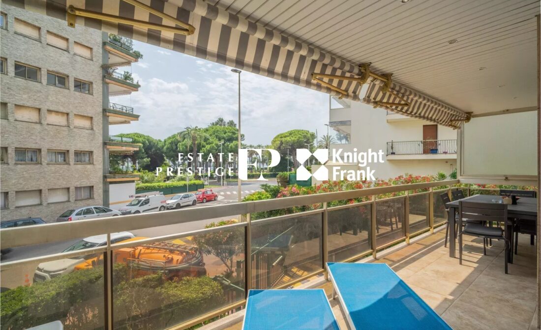 A Two-Room Apartment Close to Palm Beach and the Sea