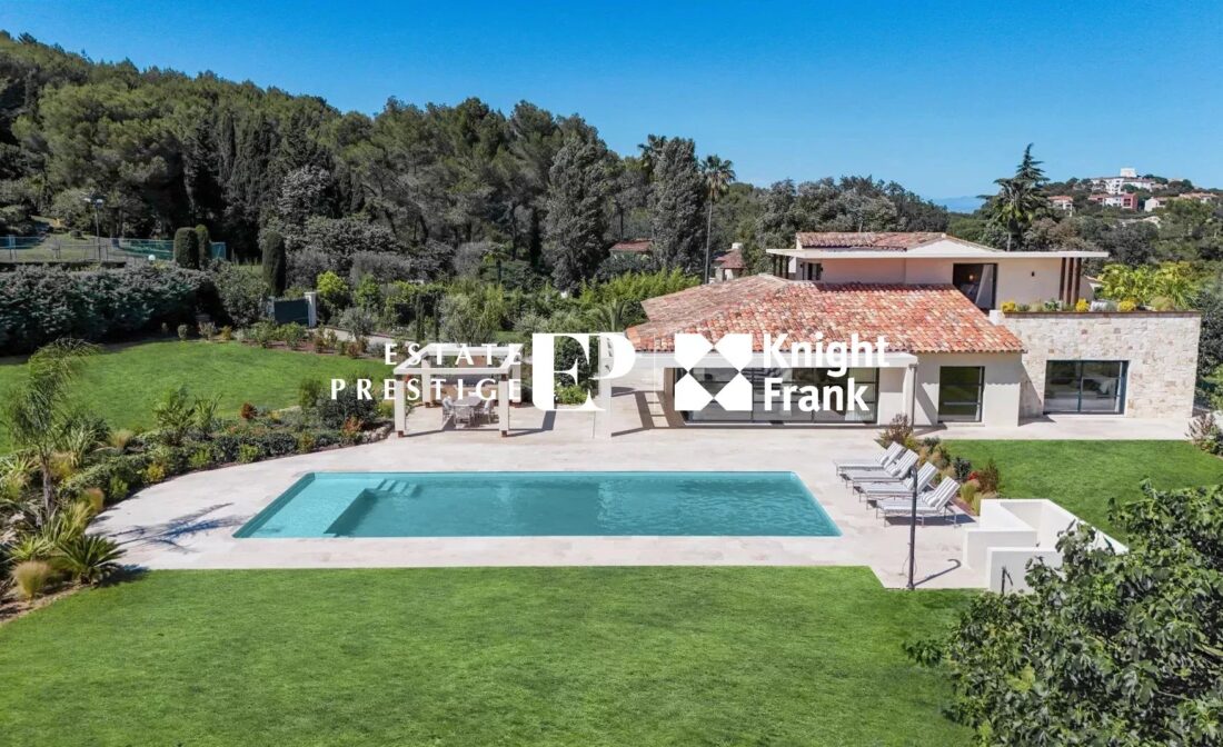 MOUGINS  – Architect-designed villa in a private setting