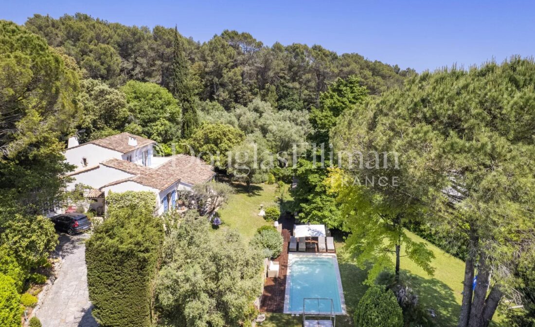 Valbonne: 5-bedroom Provencal villa with swimming pool