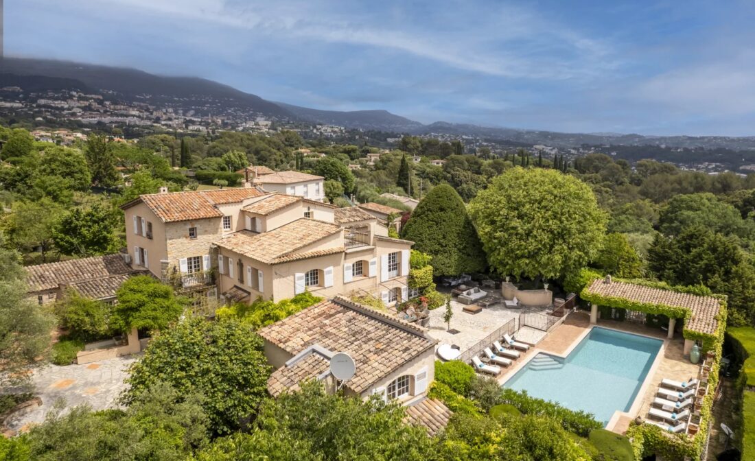GRASSE – Magnifique propriété avec vaste terrain, maisons d’amis et intimité exceptionnelle